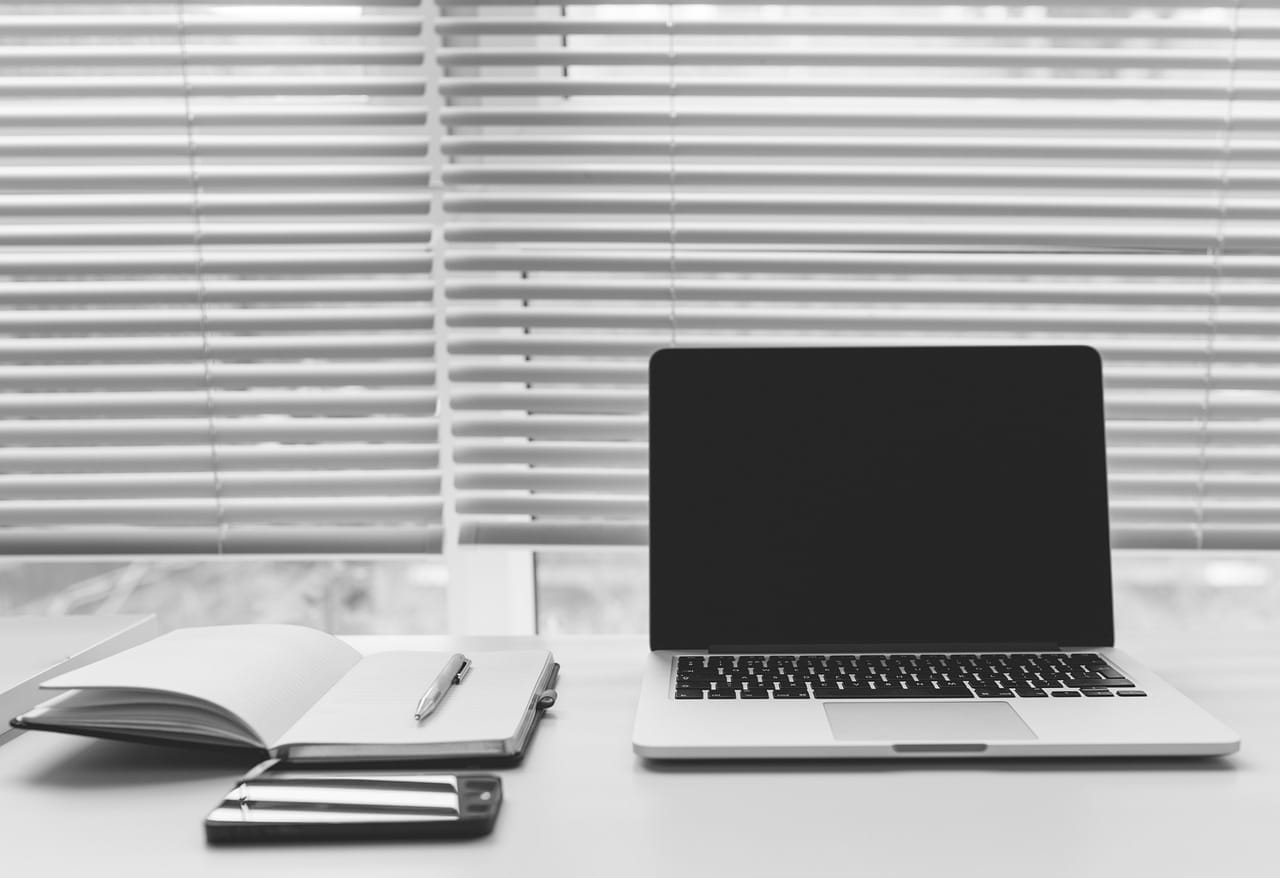 Po co aplikacjom dostęp do mikrofonu, GPS i kontaktów? macbook-925595_1280