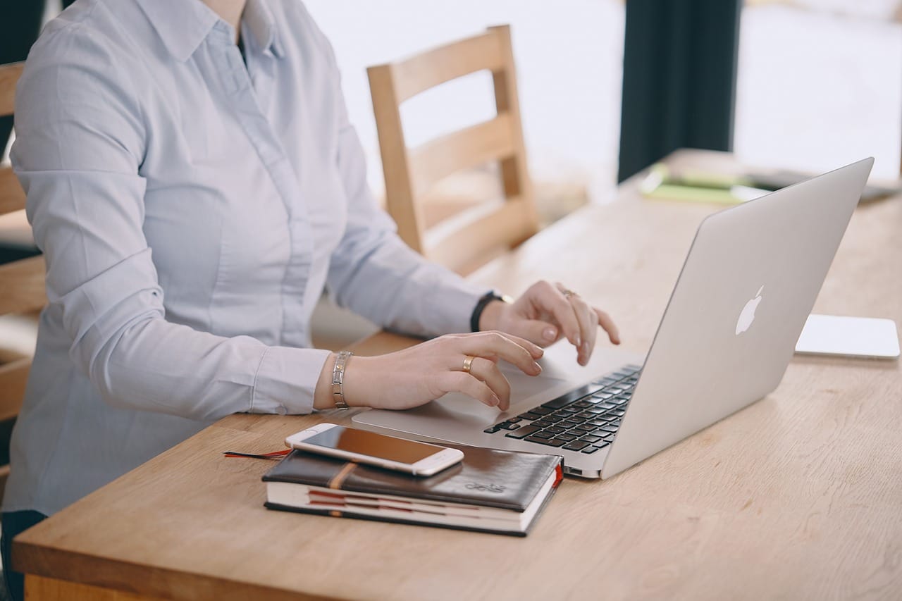 Keystone Next vs. PayloadCMS – Node-based CMS woman-3687080_1280
