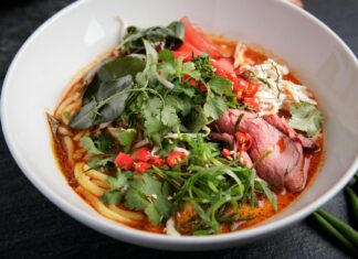 Tajskie czerwone curry z wołowiną – kremowy przepis na zimowy obiad Miska tajskiego czerwonego curry z wołowiną, makaronem i papryczkami chili