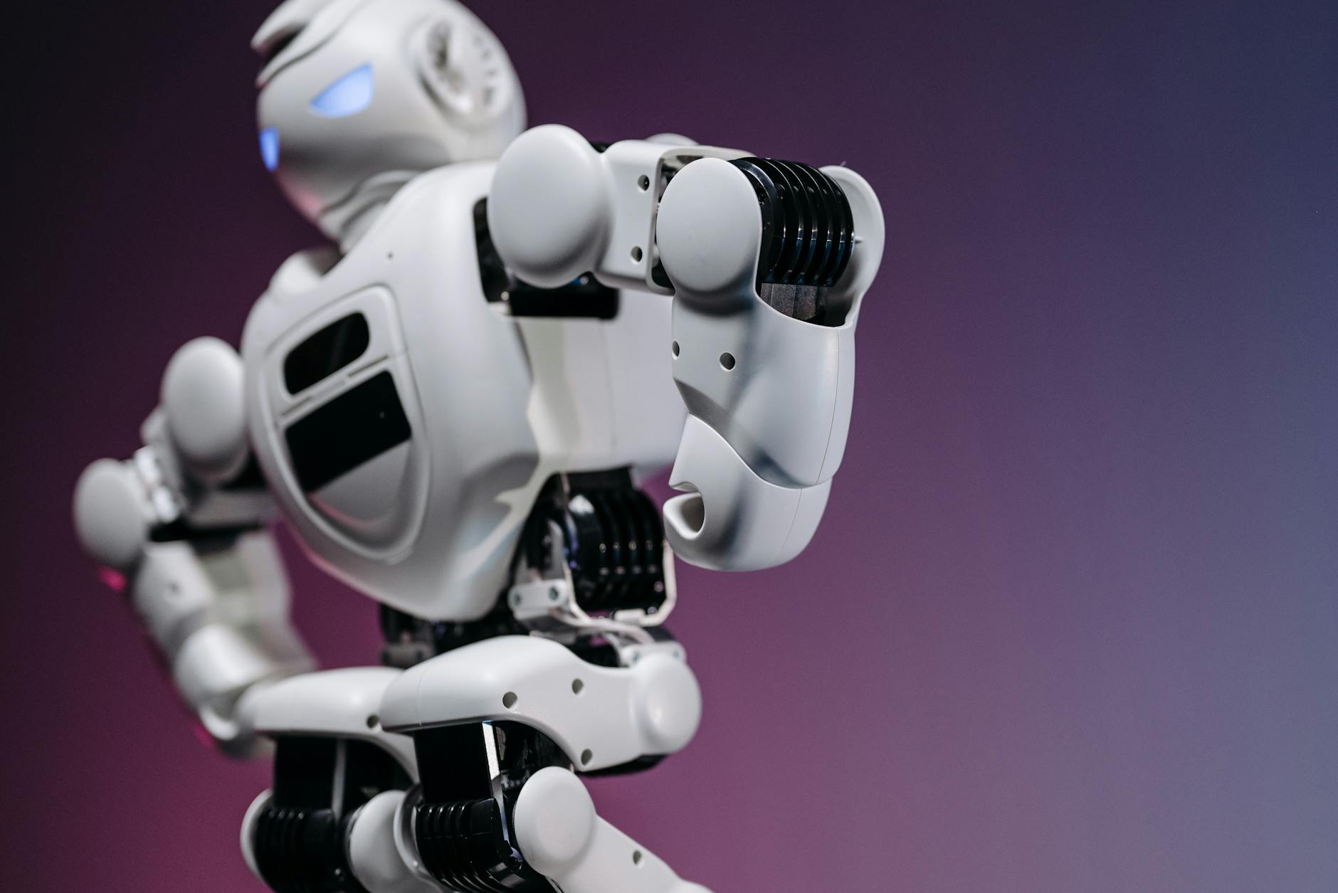 Zbliżenie futurystycznego białego robota symbolizujące rozwój sztucznej intelige