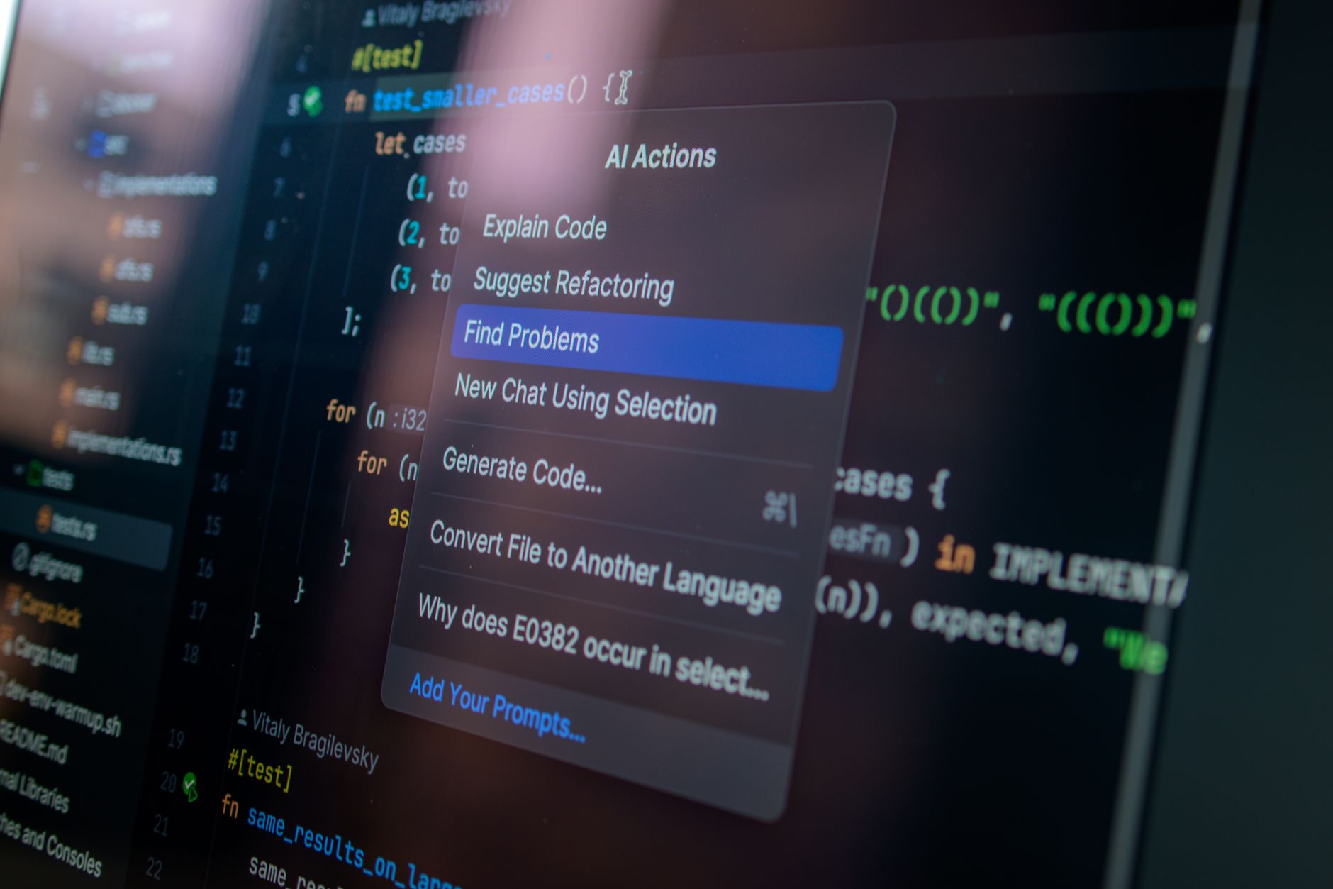 Ekran komputera z kodem i menu akcji AI dla programisty