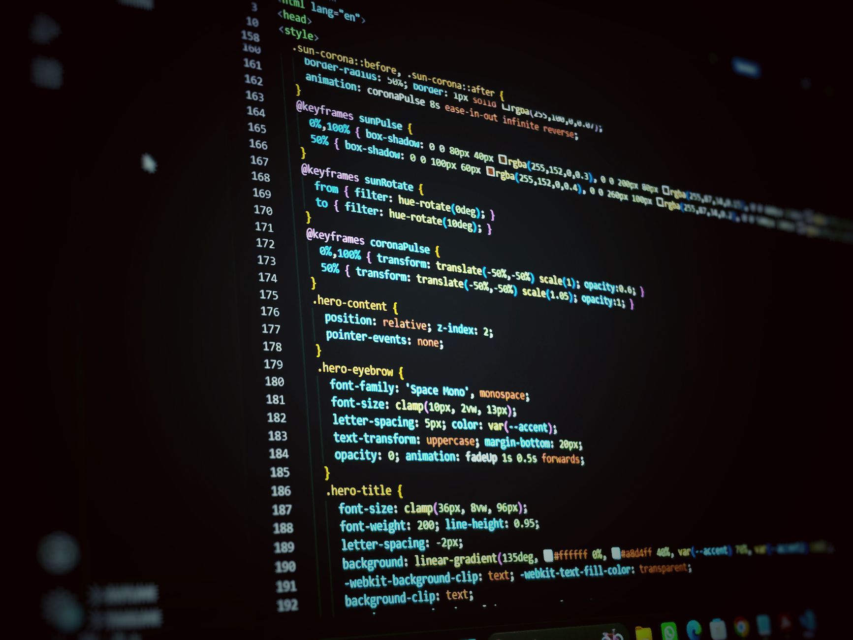 Kolorowy fragment kodu na monitorze ilustrujący nowoczesny frontend