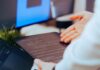 Programista analizujący kod na tablecie w nowoczesnym biurze