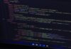 Zbliżenie kolorowego kodu HTML na ekranie monitora