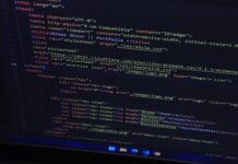 Zbliżenie kolorowego kodu HTML na ekranie monitora