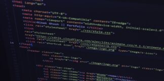 React, Vue czy Svelte? Jak wybrać nowoczesny frontend framework Zbliżenie kolorowego kodu HTML na ekranie monitora