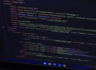 Zbliżenie kolorowego kodu HTML na ekranie monitora