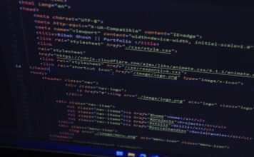 Zbliżenie kolorowego kodu HTML na ekranie monitora