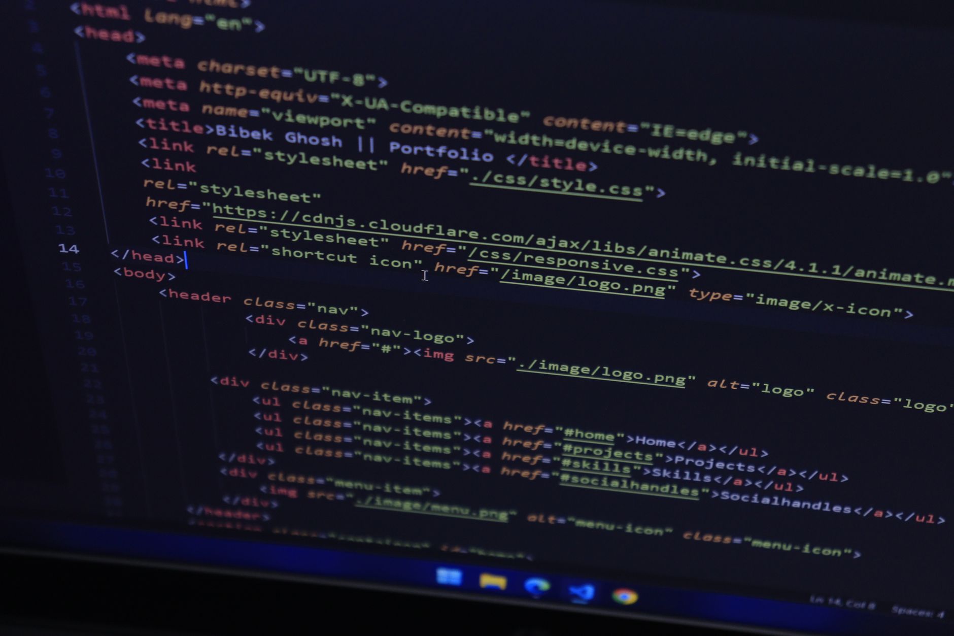 React, Vue czy Svelte? Jak wybrać nowoczesny frontend framework Zbliżenie kolorowego kodu HTML na ekranie monitora