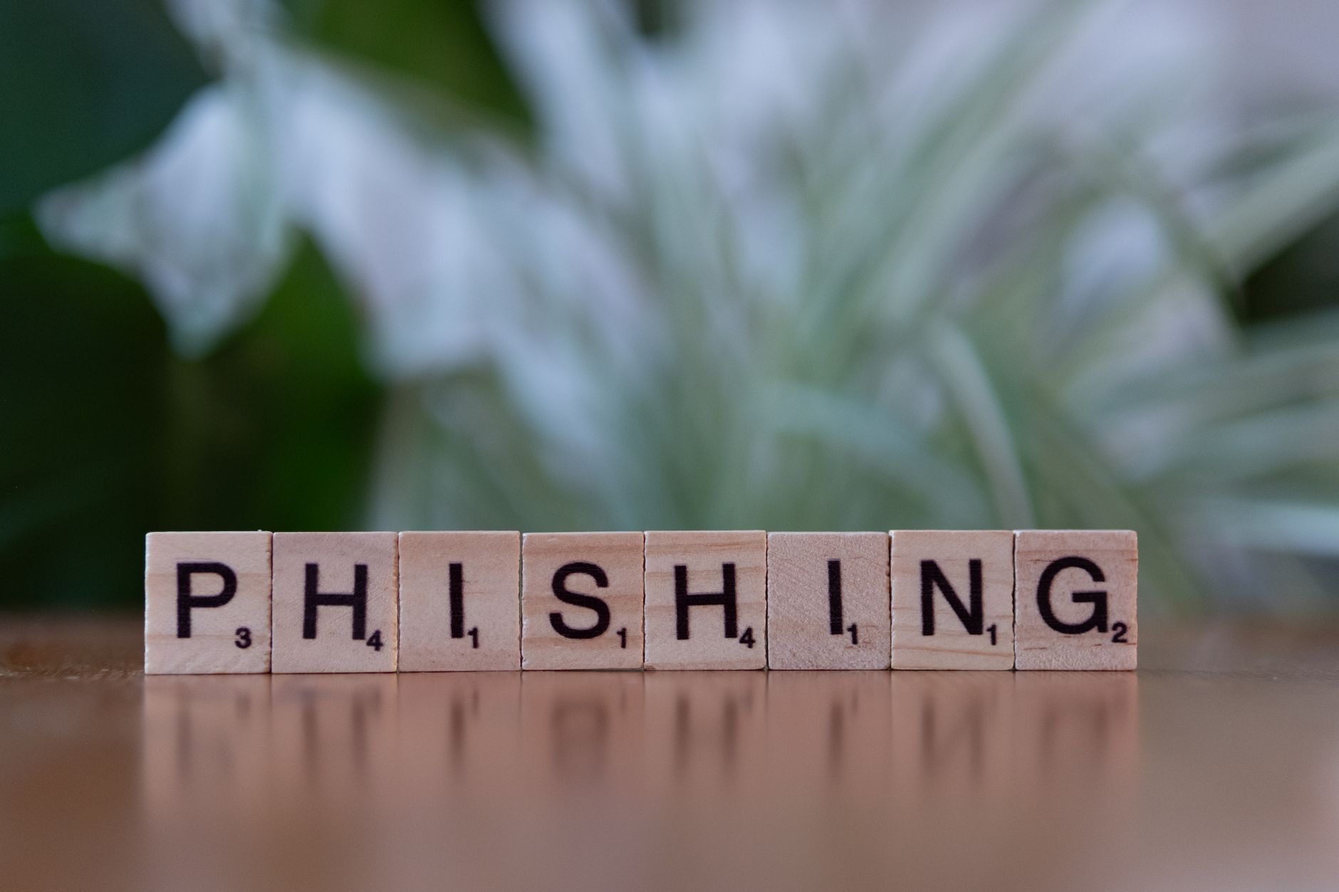 Drewniane klocki z napisem phishing nawiązujące do oszustw internetowych