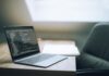Pierwsze kroki w Git i GitHub dla programistów: praktyczne komendy, workflow i dobre nawyki Otwarty laptop z kodem na biurku w nowoczesnym jasnym biurze