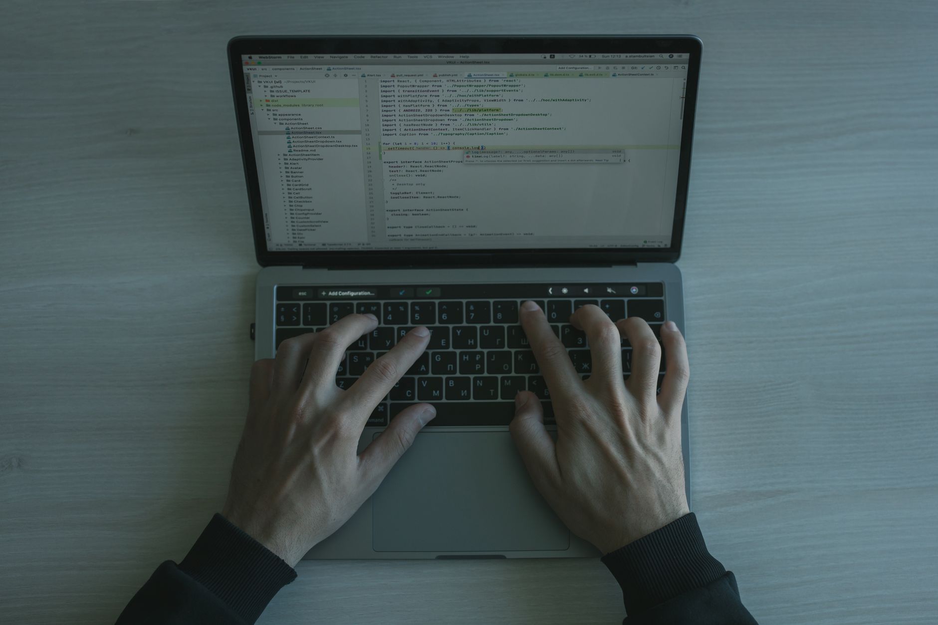 Programista piszący kod na laptopie w zbliżeniu