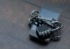 Aplikacje antywirusowe na Androida i iOS: czy naprawdę są ci jeszcze potrzebne Smartfon owinięty łańcuchem z kłódką symbolizujący ochronę danych