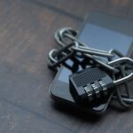 Smartfon owinięty łańcuchem z kłódką symbolizujący ochronę danych