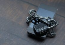 Aplikacje antywirusowe na Androida i iOS: czy naprawdę są ci jeszcze potrzebne Smartfon owinięty łańcuchem z kłódką symbolizujący ochronę danych
