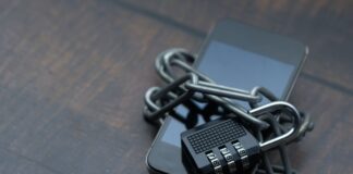 Smartfon owinięty łańcuchem z kłódką symbolizujący ochronę danych