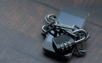 Smartfon owinięty łańcuchem z kłódką symbolizujący ochronę danych