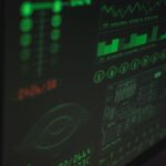 Zbliżenie na ekran komputera z interfejsem cyberbezpieczeństwa w zieleni