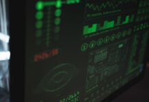 Zbliżenie na ekran komputera z interfejsem cyberbezpieczeństwa w zieleni