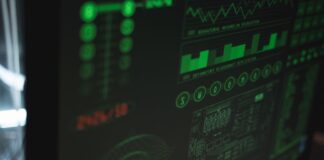 Zbliżenie na ekran komputera z interfejsem cyberbezpieczeństwa w zieleni