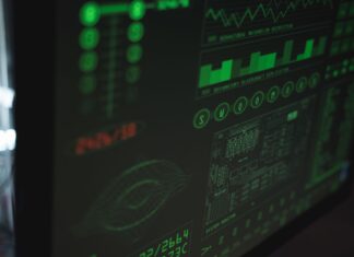 Wykrywanie anomalii z użyciem machine learningu w logach systemowych i sieciowych Zbliżenie na ekran komputera z interfejsem cyberbezpieczeństwa w zieleni