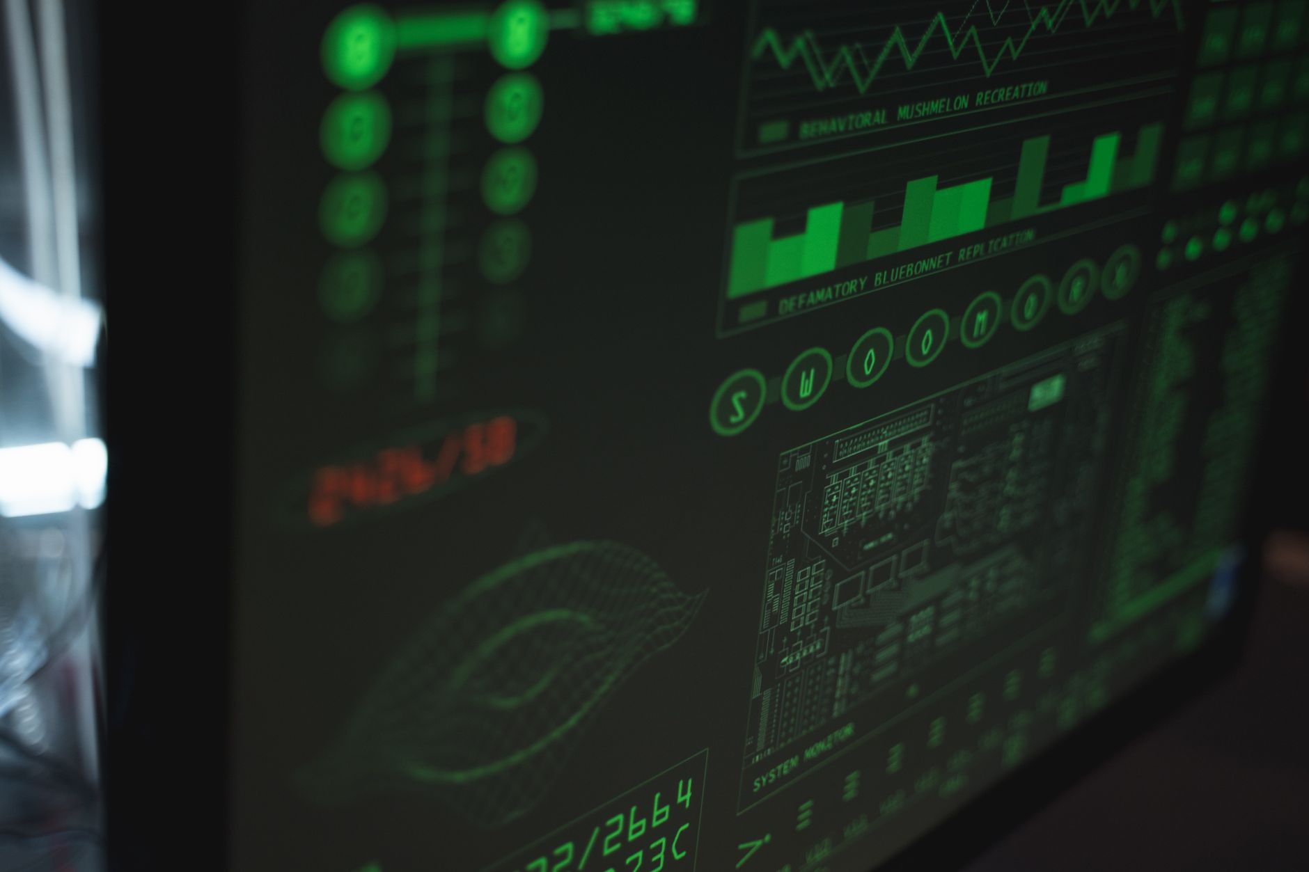 Zbliżenie na ekran komputera z interfejsem cyberbezpieczeństwa w zieleni Zbliżenie na ekran komputera z interfejsem cyberbezpieczeństwa w zieleni